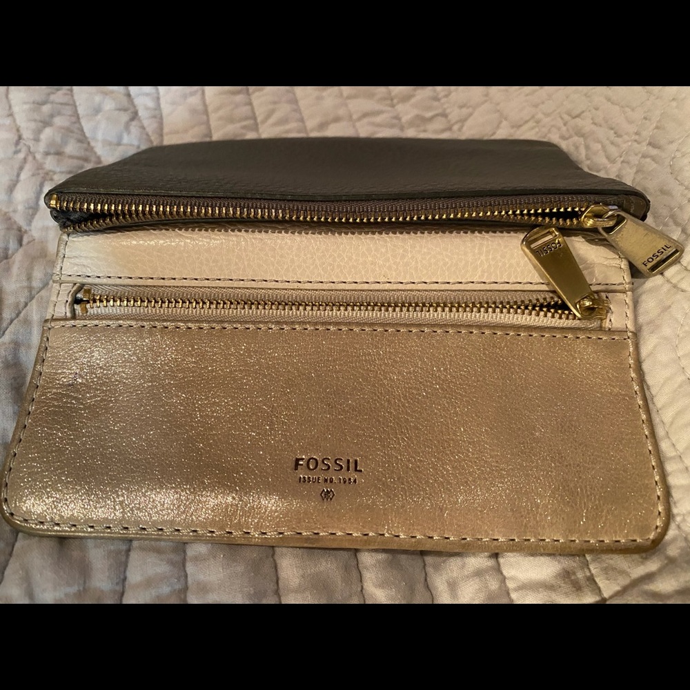 Fossil Wallet With Card/Zipper Storage - image 2